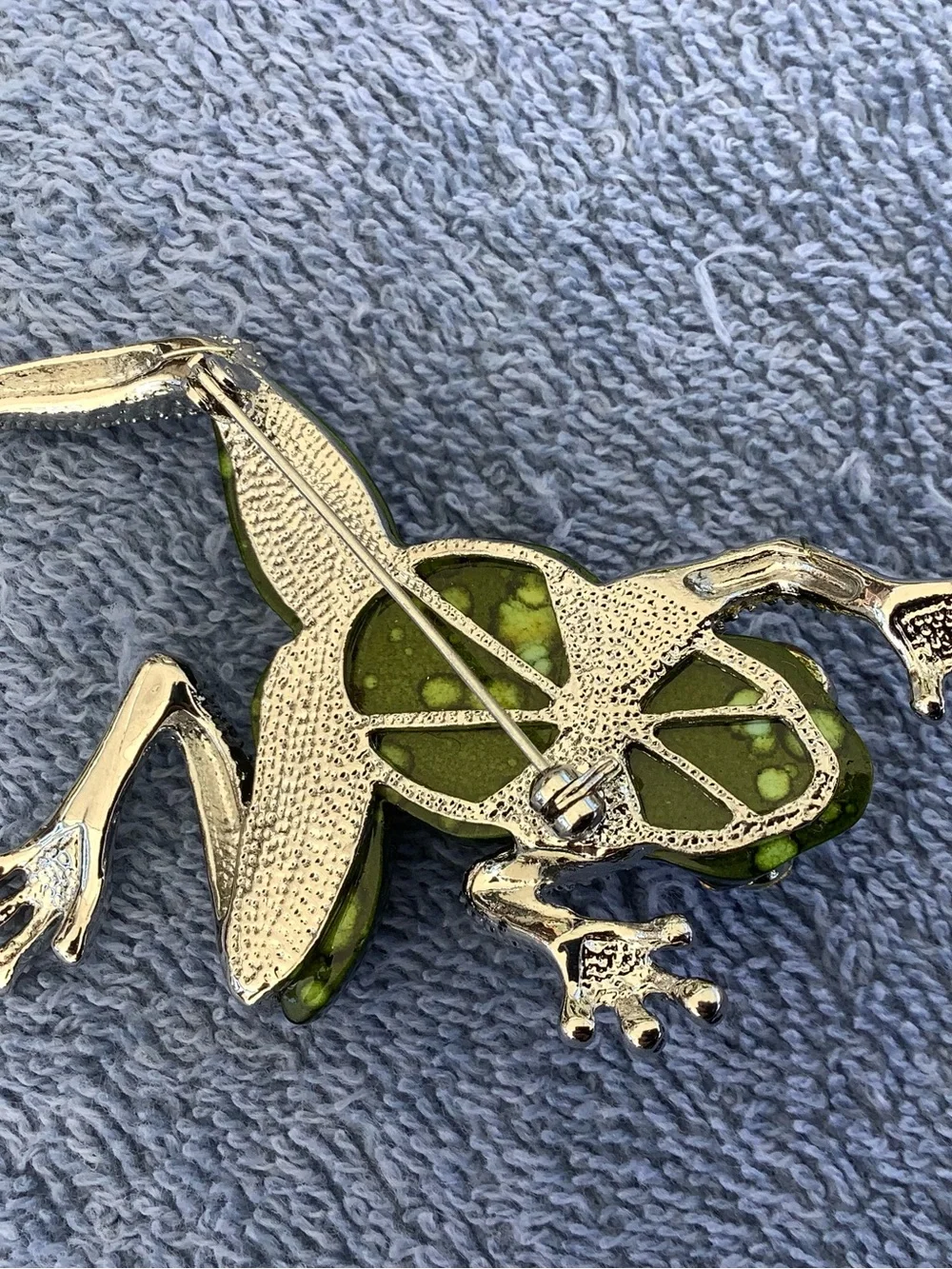 Green Crystal Accent Frog Figurine - Decorative brooch